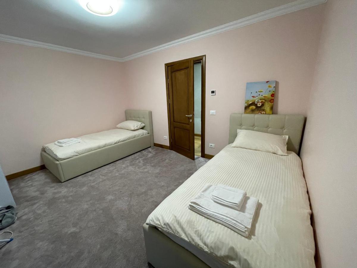 Sunny House Villa Suceava Luaran gambar