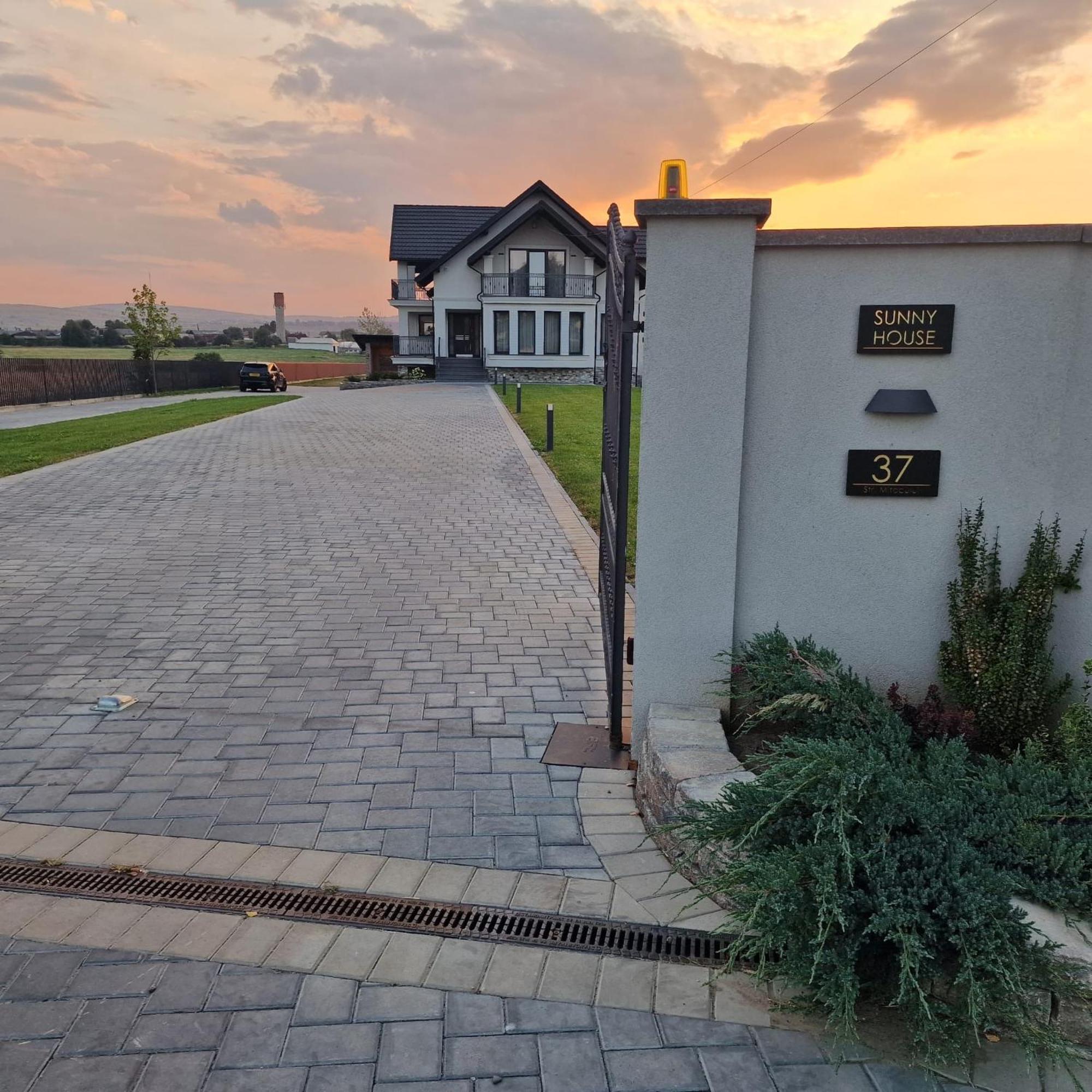 Sunny House Villa Suceava Luaran gambar