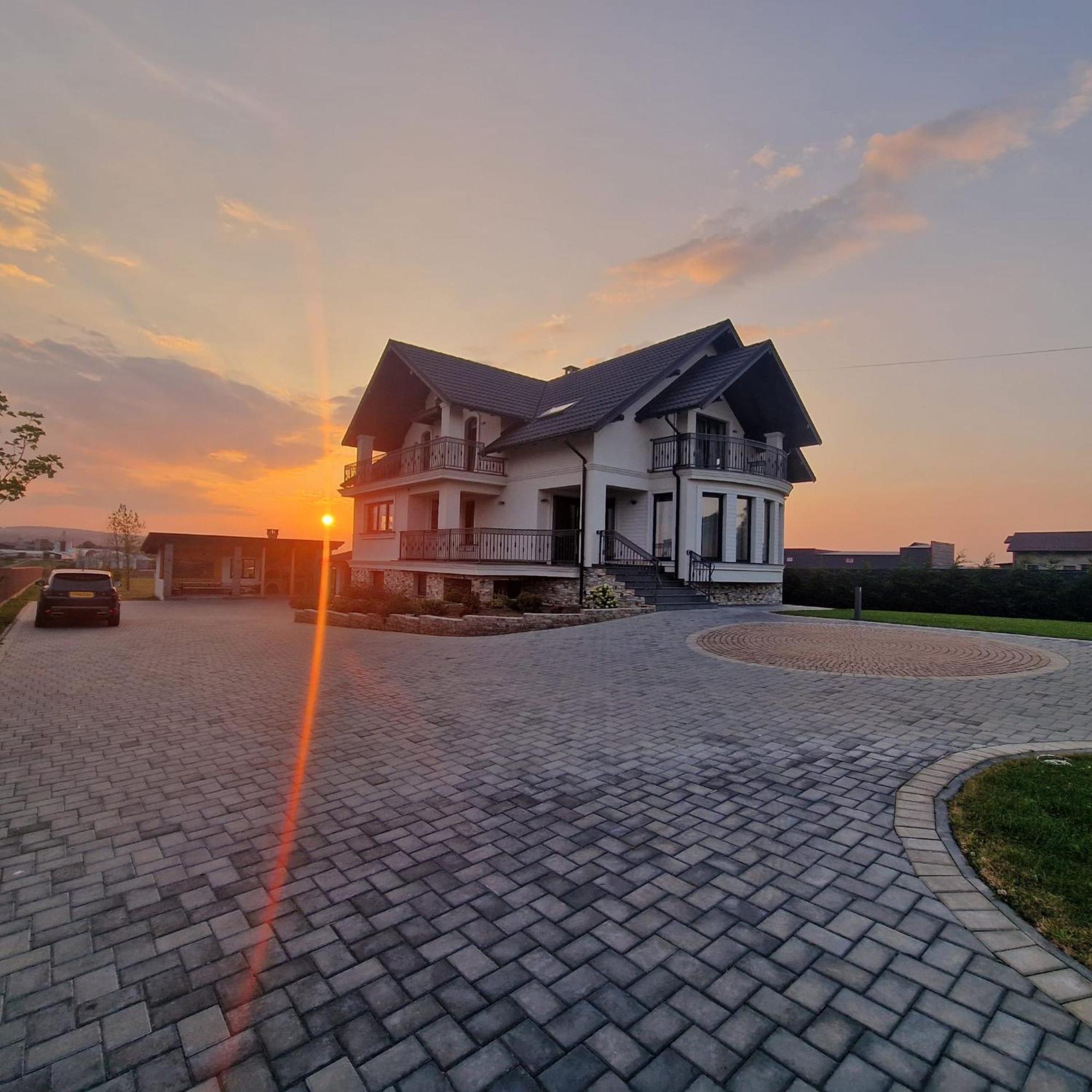 Sunny House Villa Suceava Luaran gambar